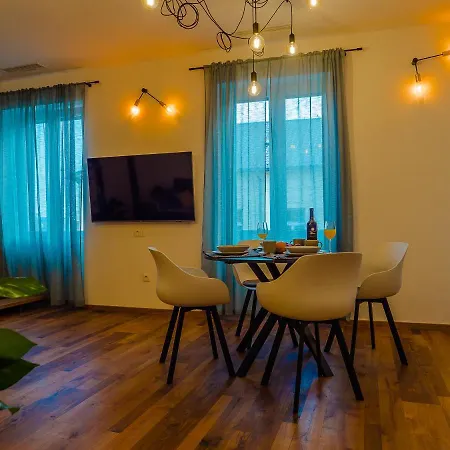 Dora & Luka شقة غييكا